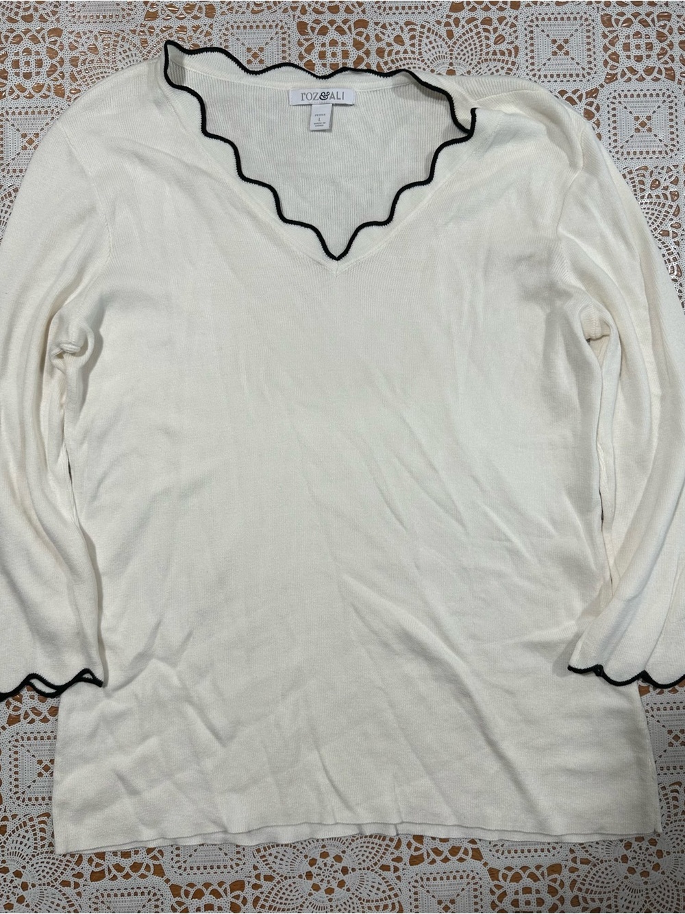 Roz & Ali Petite L White Scalloped V-Neck Knit Sweater Top